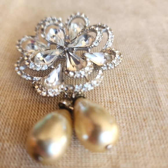 RARE Hattie Carnegie Brooch - Picture 1 of 11